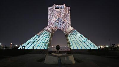 مزین شدن میدان‌آزادی تهران به فرش دستباف ایرانی