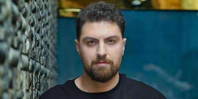 استایل ادایی و جلب توجه کننده امیرحسین فتحی در یک کشتی تفریحی - چی بپوشم