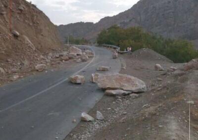 ریزش سنگ در محور هراز؛ پلیس راه مازندران: از سفرهای غیرضروری پرهیز کنید