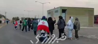 بانوان هوادار تیم ملی با لباس‌های رنگارنگ به آزادی رفتند