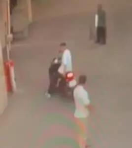 حمله وحشیانه اراذل قمه‌به‌دست به یک شهروند در ملارد / درگیری خونین مقابل مجتمع مسکونی
