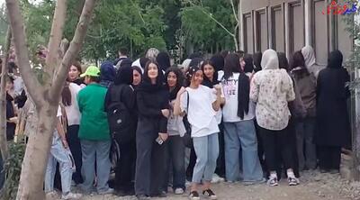 فیلم حضور هواداران زن مقابل ورودی ورزشگاه آزادی در آستانه بازی با کره شمالی - پارس فوتبال