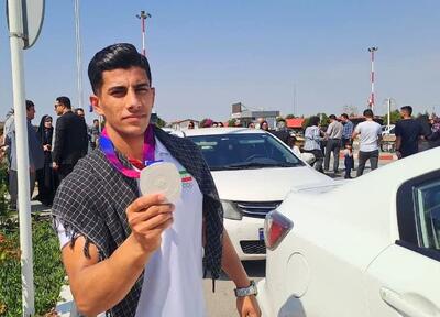 فیلم استقبال باشکوه گلستانی‌ها از مرد تاریخ‌ساز ژیمناستیک ایران/ سنگ تمام گذاشتند