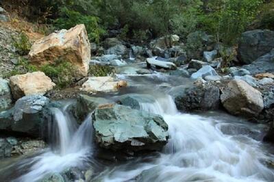زیباترین آبشار تهران در دل طبیعت بکر درکه (فیلم)