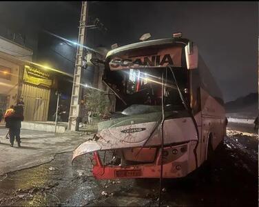 ۱۲ مصدوم در حادثه تصادف شدید اتوبوس و کامیون در محور جاجرود