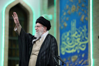 ورود رهبر معظم انقلاب به حسینیه امام خمینی(ره) برای دیدار با نمایندگان مجلس +فیلم