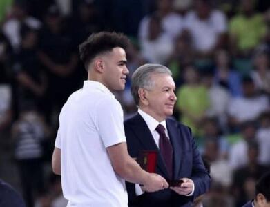 ستاره پرسپولیس در کنار رئیس‌جمهور ازبکستان +عکس - پارس فوتبال