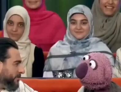 آواز شاد؛ وقتی جناب خان چشم احلام رو دور دیده هی برا خانومای پشتش تیک و تاک میاد