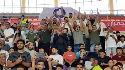 تشویق تماشاگران در سالن برگزاری جام تختی - پارس فوتبال