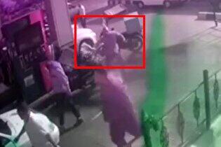 ببینید| ​بازداشت شرور حمله‌کننده به مردم در پمپ‌بنزین جلال آل احمد