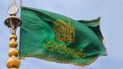 نصب کتیبه  نصر من الله و فتح القریب  و  پرچم ایران  در حرم رضوی(+فلیلم)