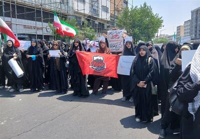 تجمع دانشجویان و نمازگزاران تهرانی در میدان انقلاب - تسنیم