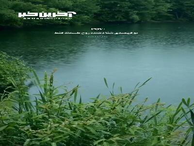 لحظه زیبای برخورد قطرات باران بر سطح دریاچه