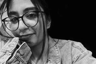 پرنیا عباسی و تصویر موهایش روی تشک صورتی
