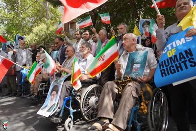 تجمع جمعی از خانواده‌های معظم شهدا و ایثارگران در مقابل دفتر سازمان ملل متحد 