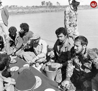 عکسی از شهید چمران در حال صرف غذا با رزمنده‌ها در جبهه؛ دهه ۶۰ | رویداد24
