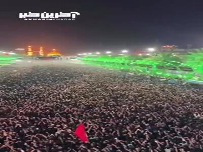 لحظه تعویض پرچم بارگاه حضرت سیدالشهدا (ع)