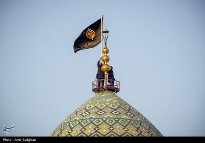 آیین سیاه پوشان و تعویض پرچم گنبد حرم حضرت شاهچراغ (ع) به مناسبت آغاز ماه محرم- عکس استانها تسنیم | Tasnim