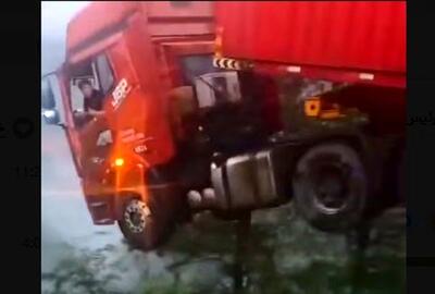 نجات معجزه‌آسای راننده تریلی در آخرین لحظات!