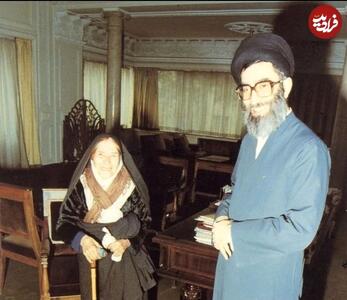 عکس/ چهره خندان رهبری ۴۴ سال پیش در کنار مادرشان خدیجه میردامادی | اقتصاد24