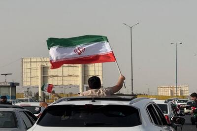 تهرانی‌ها در پناه پرچم به شهر بازگشتند