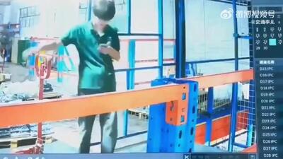 فیلم سقوط دردناک پسر به خاطر بی‌توجهی