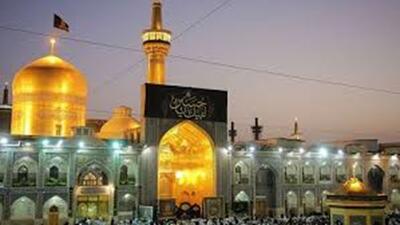 ‌تعویض پرچم گنبد حرم امام رضا (ع) در آغاز ماه محرم + فیلم