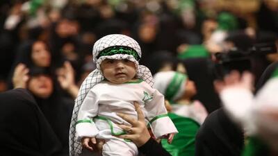 طنین لالایی‌های غمناک در آسمان قم؛ مادران در سوگ سرباز شش‌ماهه کربلا