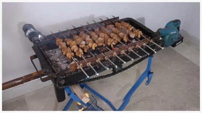 این کباب پز خودش میچرخه! دیگه لازم نیست بالای آتیش بایستی!