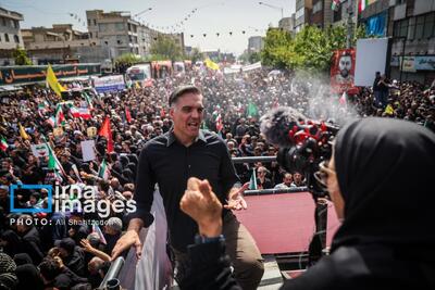 عکس/ خبرنگار سی ان ان در حال گزارش زنده از مراسم تشییع شهدا در تهران | اقتصاد24
