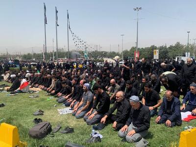 عکس/ اقامه نماز جماعت در مراسم تشیع پیکر شهدا | اقتصاد24