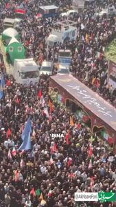 استقبال پرشور مردم از پیکر پاک شهدا در میدان انقلاب تهران؛ هم‌اکنون