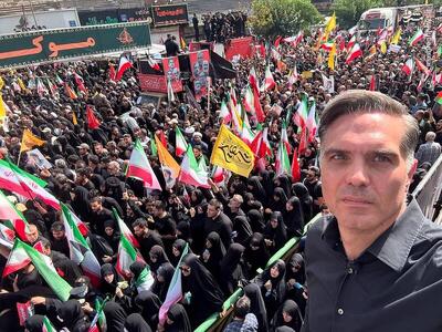 عکس/ سلفی خبرنگار CNN با جمعیت حاضر در مراسم تشییع شهدای اقتدار