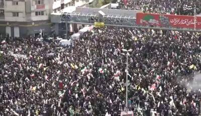 تصاویر هوایی از پیکر شهدا در موج جمعیت مردم تهران