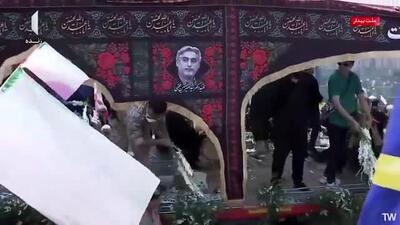 احترام نظامی دانشجویان دانشگاه شریف با لباس فارغ التحصیلی به پیکر شهدا
