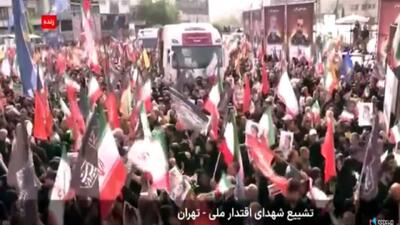 استقبال پرشور مردم از شهدا در میدان انقلاب + فیلم
