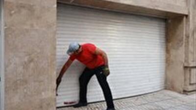 نصب شیشه‌ وکرکره منازل آسیب‌دیده در حملات اخیر به کرج