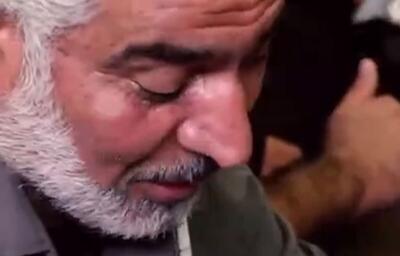 تلقین خواندن حاج منصور ارضی بر پیکر سرلشکر شهید امیرعلی حاجی زاده (فیلم)