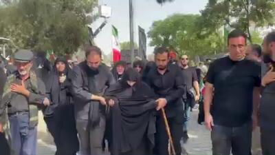 ویدیویی تلخ از حضور مادر شهیدان باقری برای خاکسپاری پیکر عزیزانش