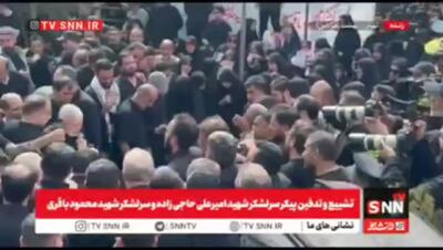 تلقین خواندن حاج منصور ارضی بر پیکر سرلشکر شهید حاجی‌زاده