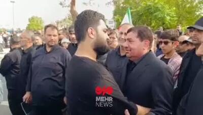 فرزند شهید حاجی‌زاده در آغوش مخبر مشاور و دستیار مقام معظم رهبری