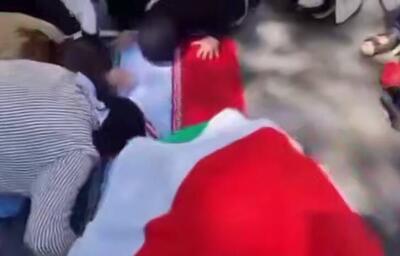فیلم/ می‌خواستند این پرچم را پایین بکشند؛ سجده‌گاه شد