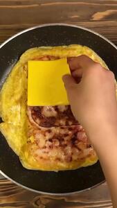 ساندویچ تخم مرغ و کالباس، صبحانه ای شیک و خوشمزه + فیلم