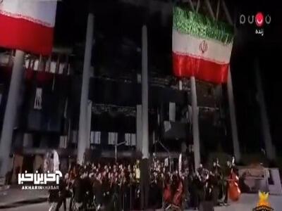 اقدام دیدنی صدا و سیما مقابل ساختمان شیشه ای؛ اجرای زنده سرود  ای ایران  توسط گروه ارکستر
