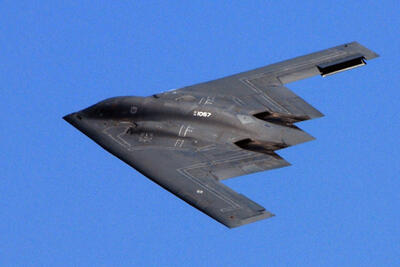 یک عکس قدیمی از خط تولید بمب‌افکن B-2 Spirit