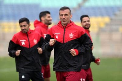 سیدجلال حسینی سرمربی پرسپولیس ؛ کریم باقری دستیار؛ تمام