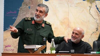 تصویری از شهید غلامعلی رشید در کنار رهبر انقلاب