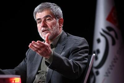 تصویری از شهید فریدون عباسی در کنار رهبر انقلاب