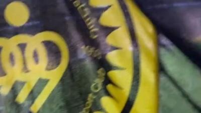 پرچم سپاهان در ورزشگاه محل برگزاری بازی اینتر میامی و پاری سن ژرمن