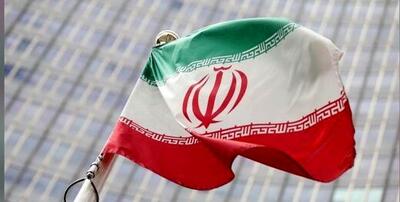بوسه بر پرچم ایران در راهپیمایی همبستگی ایرانیان مقیم نروژ